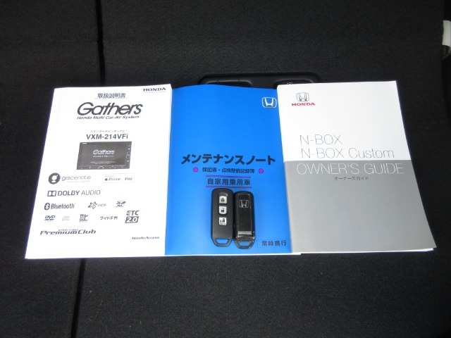 カギをバッグやポケットに入れたままでもドアロックの開閉やエンジン始動ができる『スマートキー』付き！暗くなってもキー穴を捜す必要が無くとっても便利ですから人気の装備です！