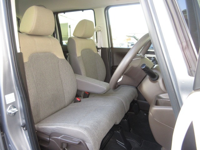 運転席には高さ調整ができる『シートハイトアジャスター機能』が付いています！これなら小柄な方にも大柄な方にも自分にぴったりの運転姿勢がとれますね～！