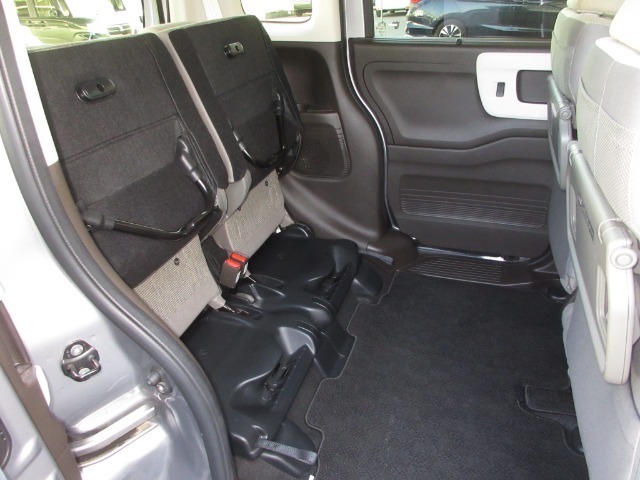 座面を跳ね上げれば、後席が背の高い空間に。駐車場などで後ろが狭く、テールゲートが開けられない時に、横から積みやすい「もうひとつの荷室」になるなど、アイデア次第で使い方が広がります。