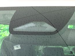 【ホンダセンシング】走行中に前方の車両等を認識し、衝突しそうな時は警報とブレーキで衝突回避と被害軽減をアシスト。より安全にドライブをお楽しみいただけます。