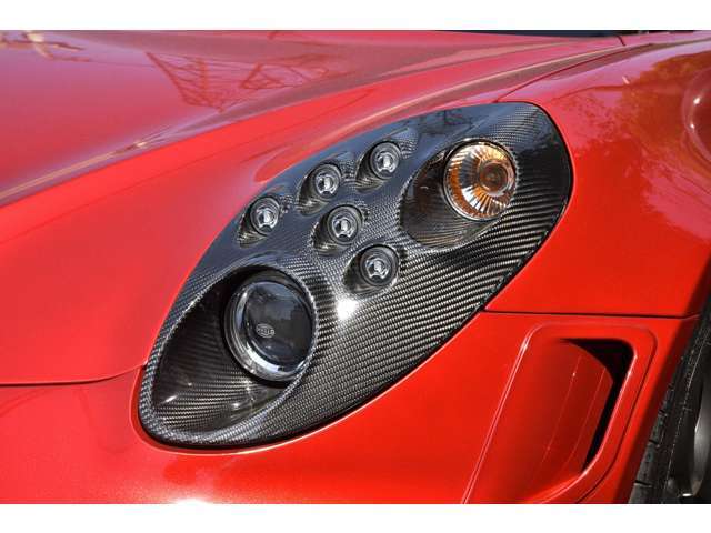 【気持ち良くご納車致します】仕上げ専門スタッフによる、専用ポリッシャーによるボディの磨き仕上げ、ホイール、タイヤハウス内側の清掃、内装の抗菌クリーニング、各部スイッチ、ハンドル、細部の清掃を行います。