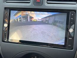 【バックカメラ】駐車時に後方がリアルタイム映像で確認できます。大型商業施設や立体駐車場での駐車時や、夜間のバック時に大活躍！運転スキルに関わらず、今や必須となった装備のひとつです！