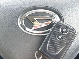 【キーレス】少し離れた場所からでもボタン一つでドアの開錠・施錠ができるのでとっても便利！ドアの鍵穴周りに傷をつけることもありません♪