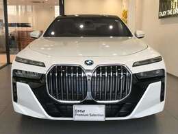 【BMWの伝統-1】BMWの特徴的な“キドニーグリル”は、80年以上続く伝統の形でございます。変わらないこだわりのデザインが、プレミアムブランド“BMW”を創り出します。