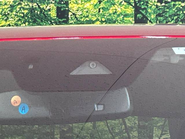 【スマートシティブレーキサポート】低速走行中に前方の車両等を認識し、衝突しそうな時は警報とブレーキで衝突回避と被害軽減をアシスト。より安全にドライブをお楽しみいただけます。