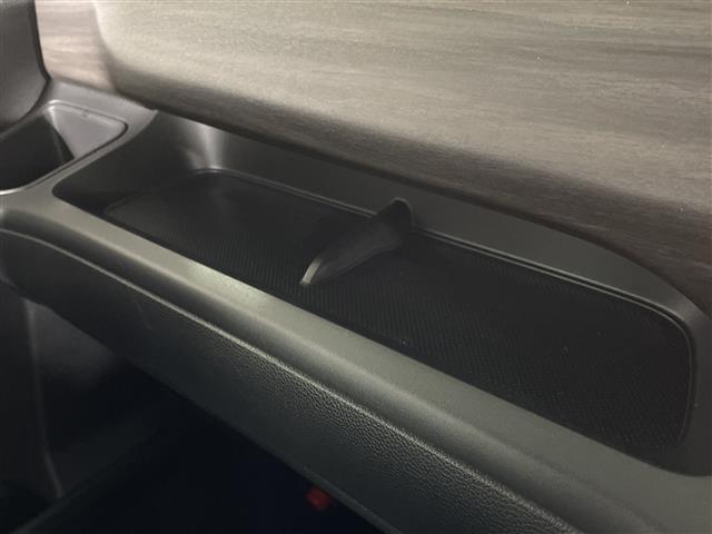 【グローブボックス】車検証ケースや、日頃使う小物類の収納に便利ですね！