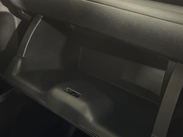 【グローブボックス】車検証ケースや、日頃使う小物類の収納に便利ですね！