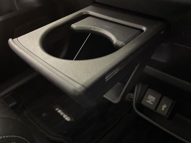 【ドリンクホルダー】長時間のドライブを快適に過ごすために、必須の車内アイテムですね。