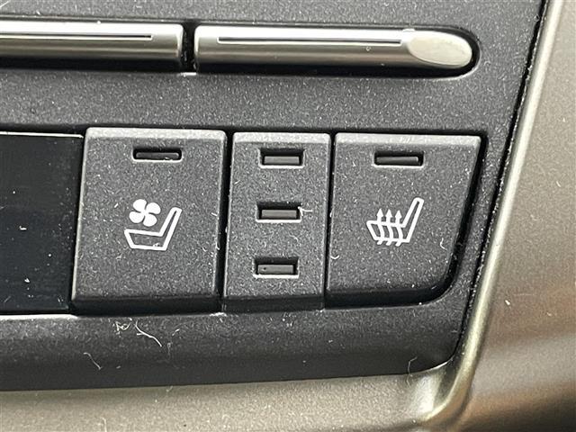 【シートヒーター】シートを温めてくれる暖房機器です！長時間座っていると負担が掛かりやすい背中や腰、または冬場などの寒い日に冷えやすい脚部に快適なぬくもりを伝えます。