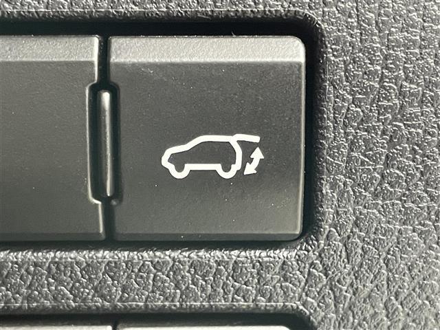 【パワーバックドア】荷物を抱えた状態でもリアゲートの開閉が可能です！お買い物時やアウトドアの際に役立ちますね。