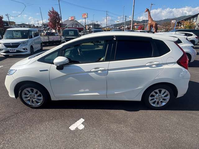 お待ちの間は、最新の雑誌、新聞をご用意。また、無料で使える自動販売機を設置、お好きなドリンクを気分に合わせてご自由にチョイス。ゆっくりくつろぎながら、お待ちいただけます。