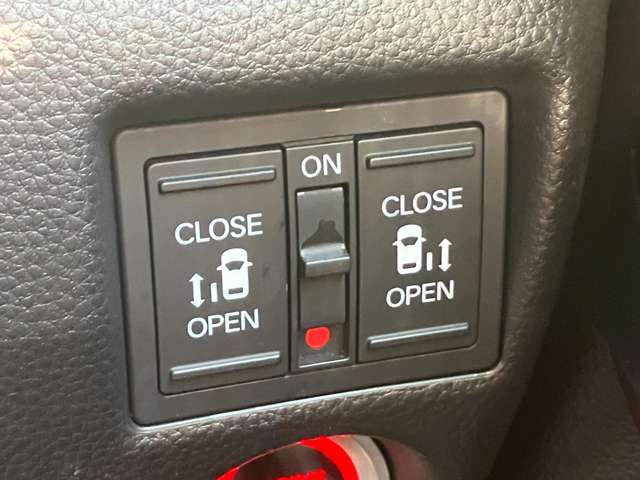 両側電動スライドドア