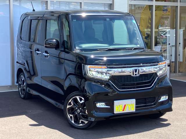 ケーユーでは納車前整備・保証を充実させるため、一般的な中古車販売店と異なり、整備費用を別建てで考えています。納車前整備を実施頂いた車両には電装品や消耗品を含む4か月の基本保証が付いてきます。