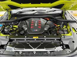4.4リッターV8ツインターボエンジンを核としたプラグインハイブリッドシステムは出力653PSとトルク800N・mを発生。