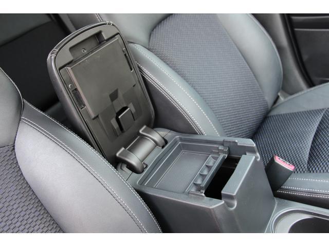 十分な容量を確保するシンプルで機能的なコンソールボックス。脱着式トレイはスマホなどのスペースとして最適です。