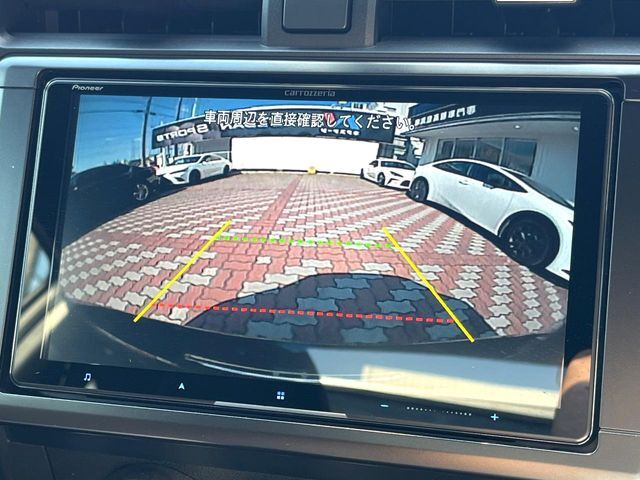 【バックカメラ】駐車時に後方がリアルタイム映像で確認できます。大型商業施設や立体駐車場での駐車時や、夜間のバック時に大活躍！運転スキルに関わらず、今や必須となった装備のひとつです！