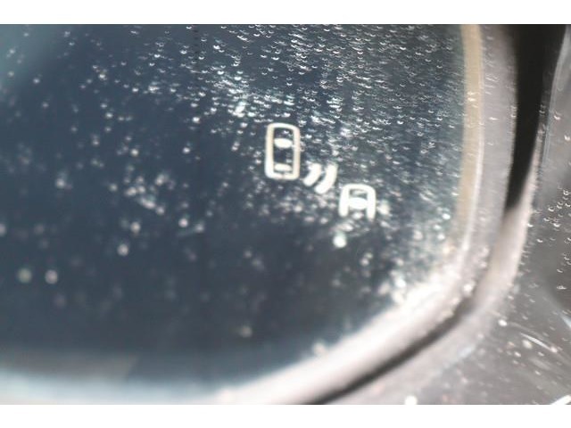 BSM（ブラインドスポットモニター）を装備。　隣の車線を走る車両が死角エリアに入ると、ドアミラーのインジケーターが光ってお知らせ！