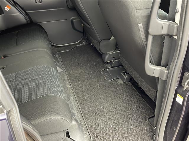【運転席】座り心地が良いシートなので長時間の運転でも快適にお過ごしいただけます。新品のフロアマットのご注文も可能です。掲載箇所以外にご希望の写真がございましたらお気軽にお問い合わせ下さい。