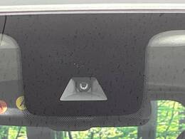 【三菱e-Assist】走行中に前方の車両等を認識し、衝突しそうな時は警報とブレーキで衝突回避と被害軽減をアシスト。より安全にドライブをお楽しみいただけます。