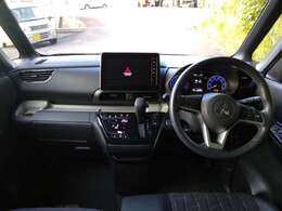 シフトレバーをダッシュパネルセンターに装備。運転席、助手席の足元すっきり！