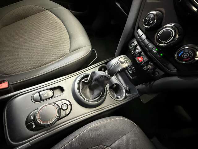 輸入車ディーラー採用のドライブレコーダーも選べます。万が一の事故の際のお守りとしていかがでしょうか？その他様々なオプションをご用意しております。