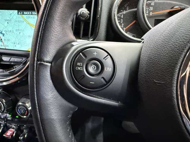 LIBERALAの名前の由来はラテン語で「libera:自由」と「ala:翼」を意味し、それらを組合せた造語です。自由な翼を得て思う存分人生を謳歌して欲しいという願いが込められています。