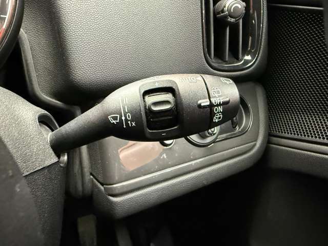 マットブラックにホワイトのLIBERALAのロゴの建物と看板が目印です。