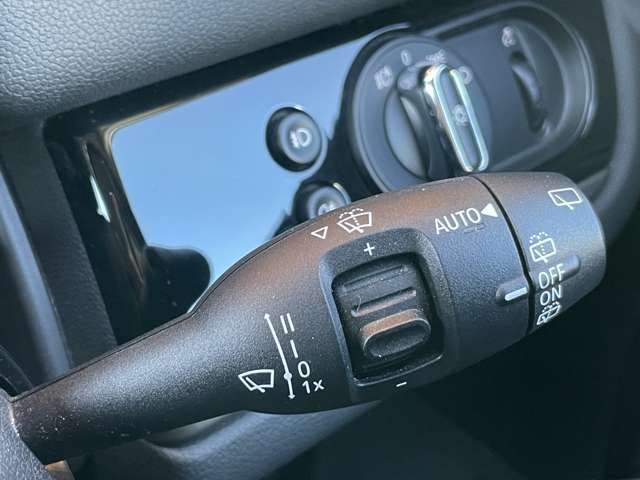 ご来場が難しいお客様でもご安心下さい、店頭在庫でしたらテレビ電話などを使いお車の詳細をご説明させて頂く事も可能でございます。当店スタッフが真心込めてご対応させて頂きます。