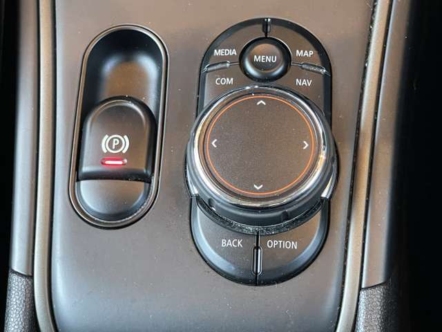 ご来場が難しいお客様でもご安心下さい、店頭在庫でしたらテレビ電話などを使いお車の詳細をご説明させて頂く事も可能でございます。当店スタッフが真心込めてご対応させて頂きます。