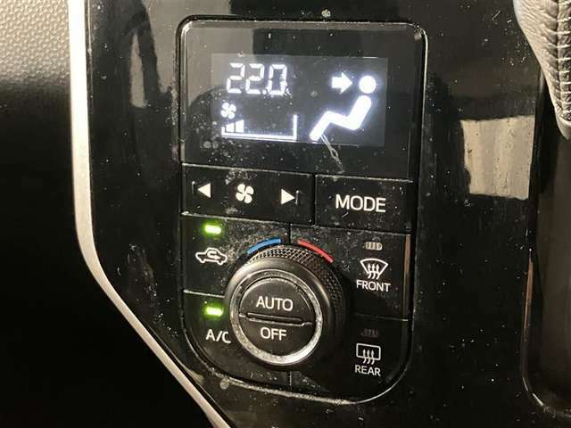 「AUTO」スイッチで車内の温度を一定に保ってくれるオートエアコン。快適装備の代名詞。もちろんマニュアル操作も可能ですよ。