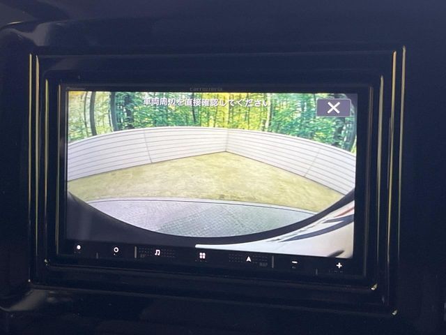 【バックカメラ】駐車時に後方がリアルタイム映像で確認できます。大型商業施設や立体駐車場での駐車時や、夜間のバック時に大活躍！運転スキルに関わらず、今や必須となった装備のひとつです！