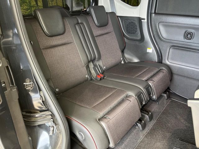 後部座席も気になるようなキズ・汚れやへたり等、大きなダメージはなく、良好な状態です。