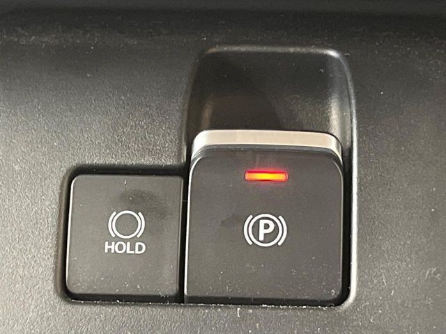 【電動パーキングブレーキ】パーキングブレーキは便利な電動式！ボタン一つで操作でき、アクセルを踏めば自動で解除されます♪レバーやペダルが無いので運転席廻りもすっきりしますね♪