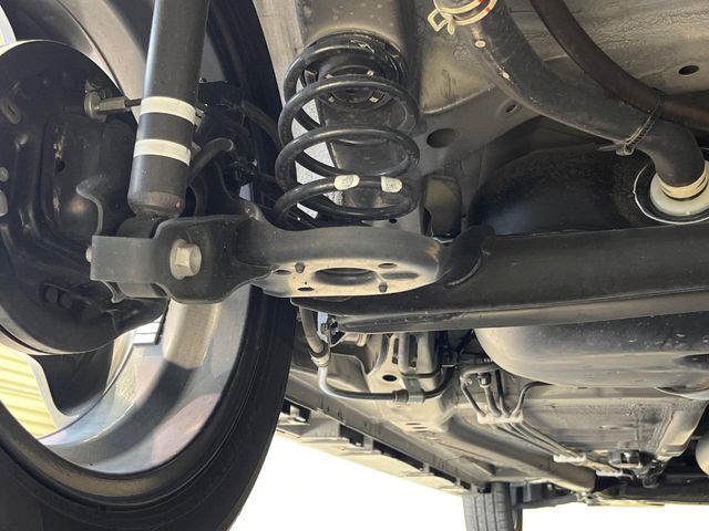 お車を安心してお乗りいただく為には、足回りの定期点検が欠かせません。サービスサポート（有償保証）では無料点検もご提供しており、安心のカーライフをお過ごしいただけるサポート体制が整っています。