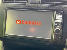 【純正ナビ】人気の純正ナビを装備しております。ナビの使いやすさはもちろん、オーディオ機能も充実！キャンプや旅行はもちろん、通勤や買い物など普段のドライブも楽しくなるはず♪