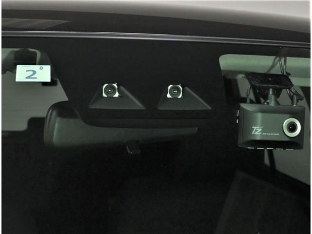 ドライブレコーダー装備：車の走行中の主に外観を中心に記録する撮影機材です！交通事故発生時の責任の所在を明確にしたり、観光等を記録するのにも役立ちます！