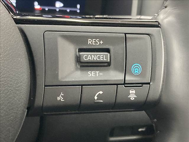 【プロパイロット】高速走行時に前方のお車を追従してくれるので、長距離ドライブの疲労は大きく軽減されます。