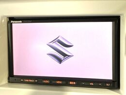 【純正ナビ】人気の純正ナビを装備しております。ナビの使いやすさはもちろん、オーディオ機能も充実！キャンプや旅行はもちろん、通勤や買い物など普段のドライブも楽しくなるはず♪