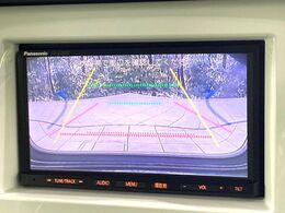 【バックカメラ】駐車時に後方がリアルタイム映像で確認できます。大型商業施設や立体駐車場での駐車時や、夜間のバック時に大活躍！運転スキルに関わらず、今や必須となった装備のひとつです！