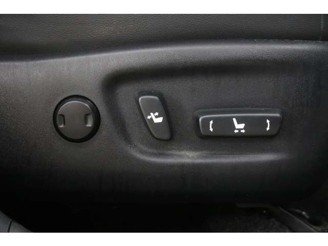 運転席側にパワーシートが装備されておりますのでシートの位置調整も楽ちんですね！