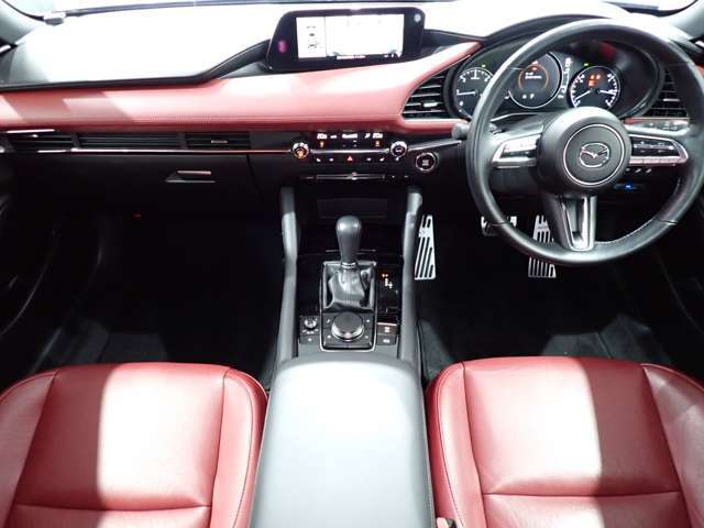 車内もゆったり落ち着ける空間です♪　納車前にしっかりと清掃いたします！