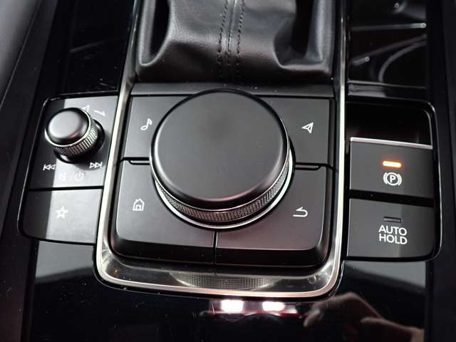 必ず使用するシフトレバー。確りと確認したいですね。