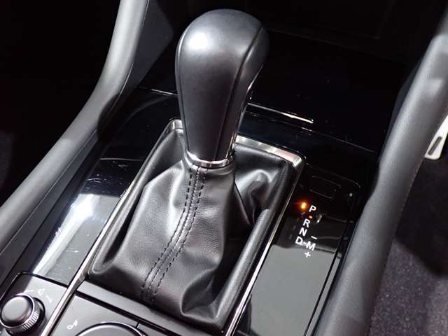 必ず使用するシフトレバー。確りと確認したいですね。