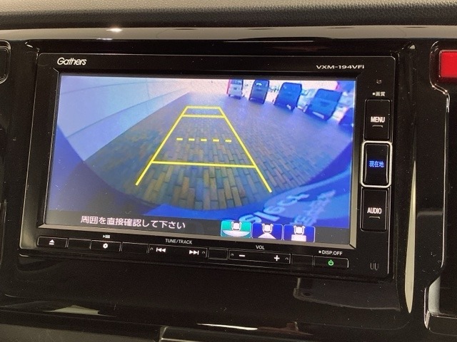 リバースギアに入れるだけで後方の表示へ切り替わります。夜間や雨の日の駐車も楽になりますよ。