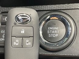 【キーフリーシステム】カバンやポケットに入れたままでもドアの施錠・解錠が可能なスマートキーを装備。エンジンのオン・オフ時もカギを取り出す必要が無いからとっても便利です♪