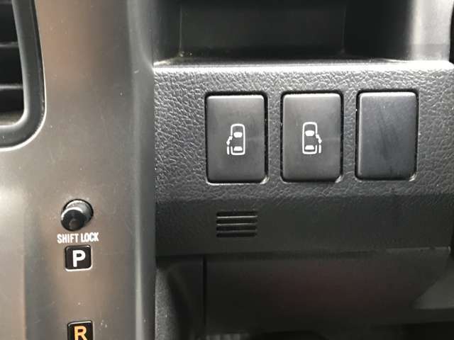 両側電動スライドドア