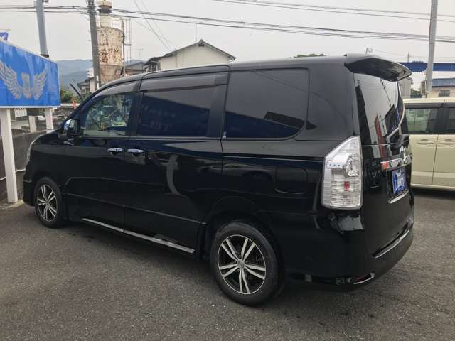 外装も毎日磨いております。中古車だから傷はあるもの。でもキレイなほうがいい。納車の際に「中古車じゃないみたい」って言ってくださるお客様の顔が好きなんです。