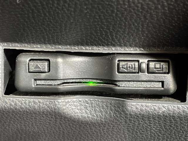 【ETC】有料道路を利用する際に料金所で停止することなく通過できる、ETC車載器（ノンストップ自動料金収受システム機器）が装備されています。セットアップを行うことで利用可能になります。