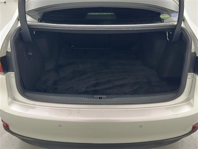 【トランク】積み込みやすくて、たっぷり積める荷室です。シートアレンジできるものは、乗車人数と荷物の量や大きさによってシートを動かすことができるので、より快適なドライブが可能です！