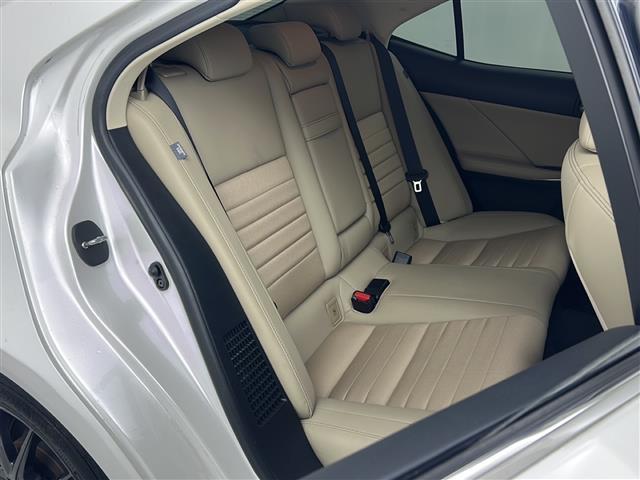【後部座席】後席もゆったりドライブを楽しめます。ガリバーでご購入いただきましたら、内外装はプロこだわりのクリーニングで清潔なおクルマでご納車させていただきます！店舗での現車確認も承っています！